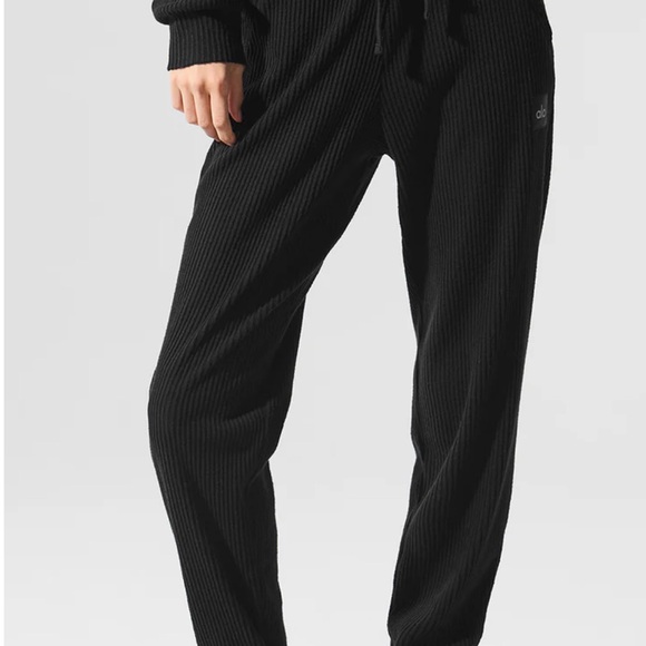 ALO Yoga Women's Black Cropped Hoodie and sweatpants set - Picture 4 of 14